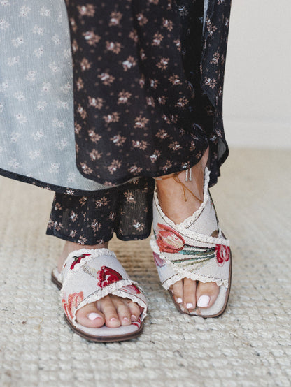 Allie Flat Sandal - Beige Tulip